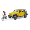 Jeep Wrangler Rubicon jaune avec cycliste