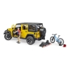 Jeep Wrangler Rubicon jaune avec cycliste