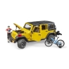 Jeep Wrangler Rubicon jaune avec cycliste
